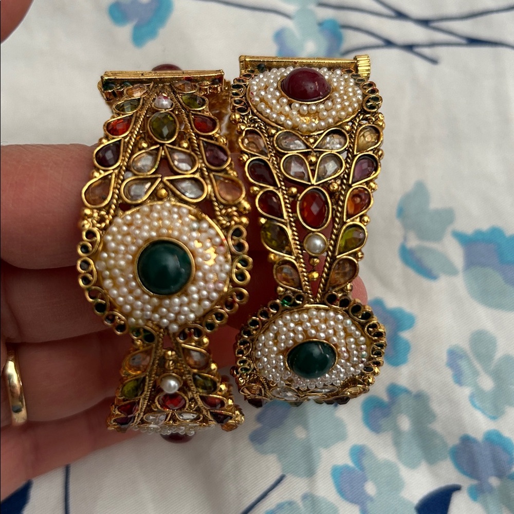 Elegant Gold and Green Women's Bracelet